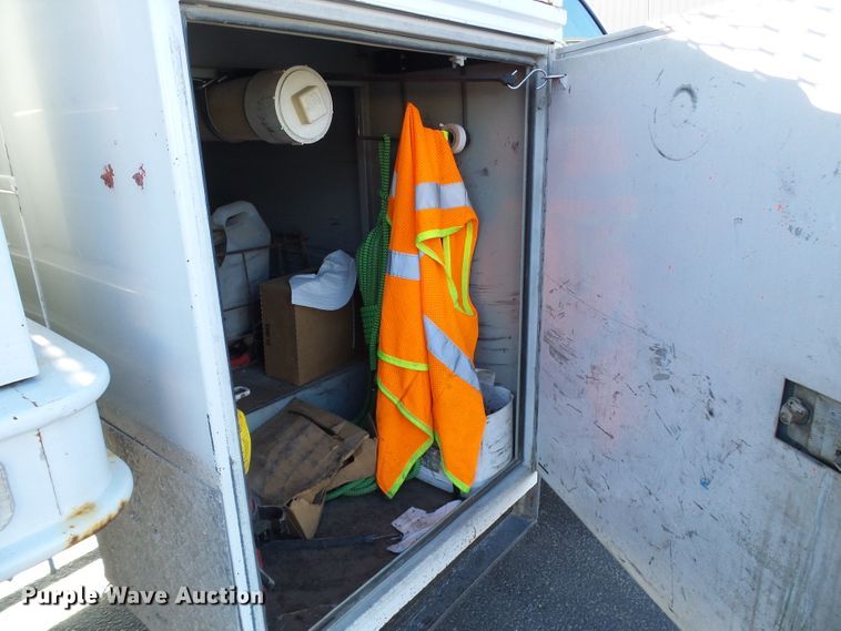 image for item DG5557 2001 Ford F450 chipper truck