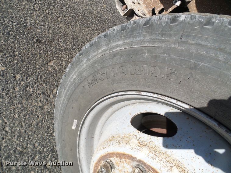 image for item DG5557 2001 Ford F450 chipper truck