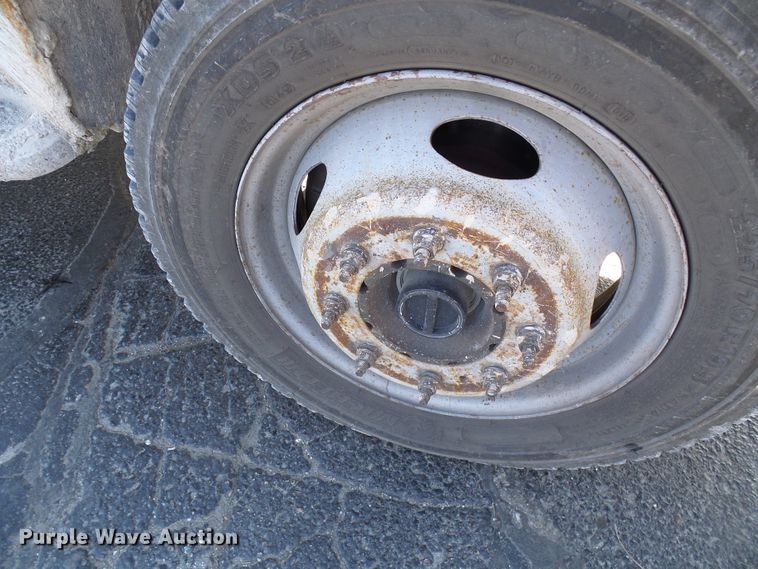 image for item DG5557 2001 Ford F450 chipper truck