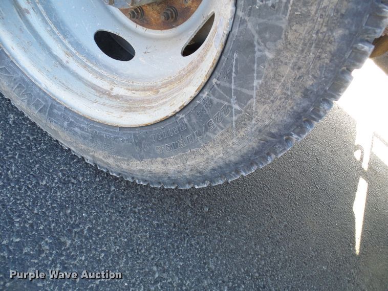 image for item DG5557 2001 Ford F450 chipper truck