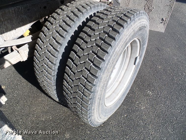 image for item DG5557 2001 Ford F450 chipper truck