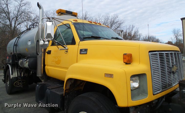 image for item DG5559 1999 Chevrolet C8500 oil distribution truck