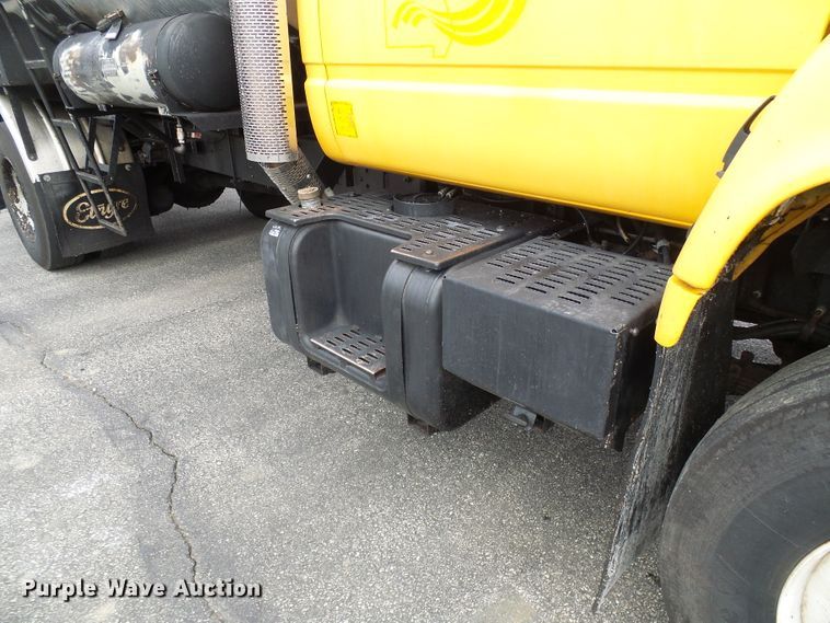 image for item DG5559 1999 Chevrolet C8500 oil distribution truck