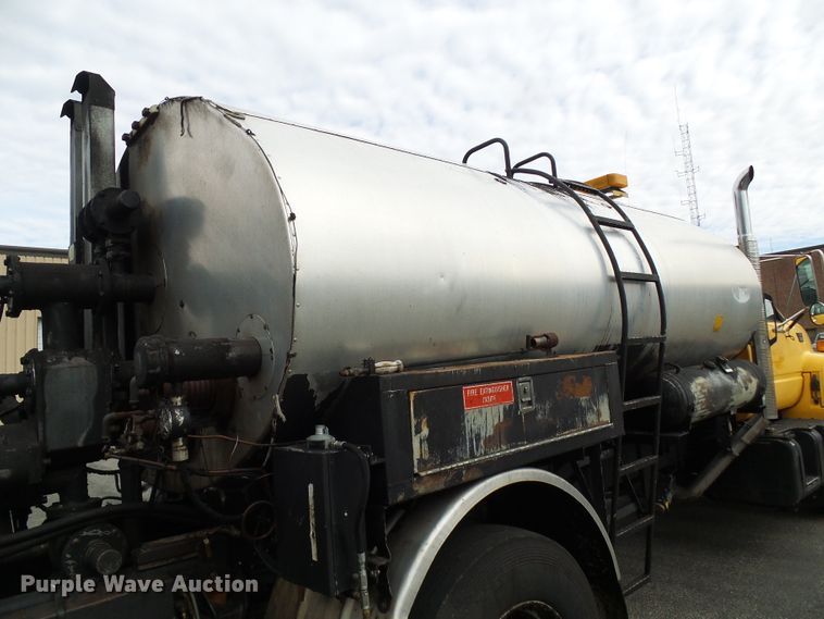 image for item DG5559 1999 Chevrolet C8500 oil distribution truck