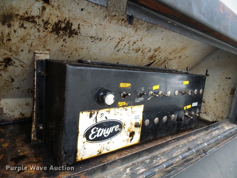 image for item DG5559 1999 Chevrolet C8500 oil distribution truck