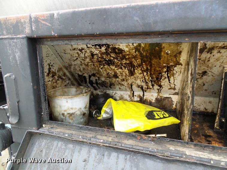 image for item DG5559 1999 Chevrolet C8500 oil distribution truck