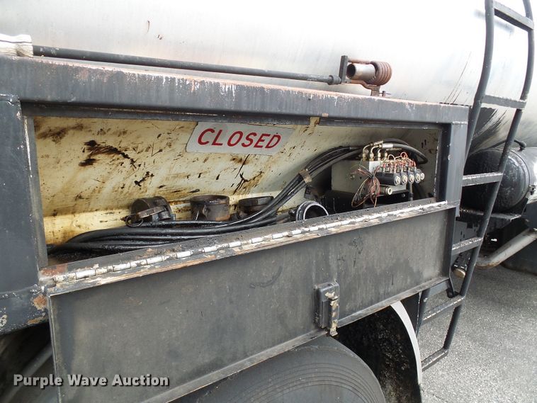 image for item DG5559 1999 Chevrolet C8500 oil distribution truck