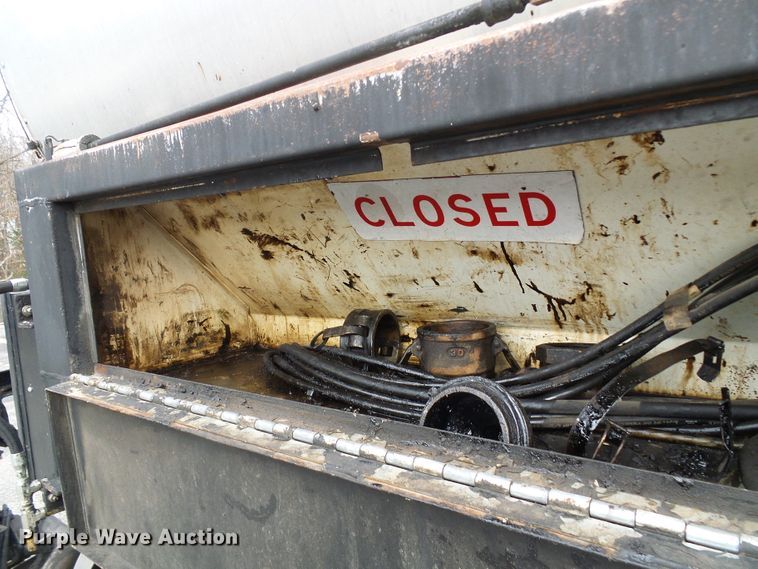 image for item DG5559 1999 Chevrolet C8500 oil distribution truck