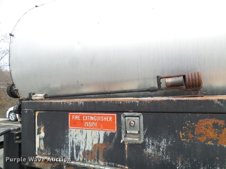 image for item DG5559 1999 Chevrolet C8500 oil distribution truck