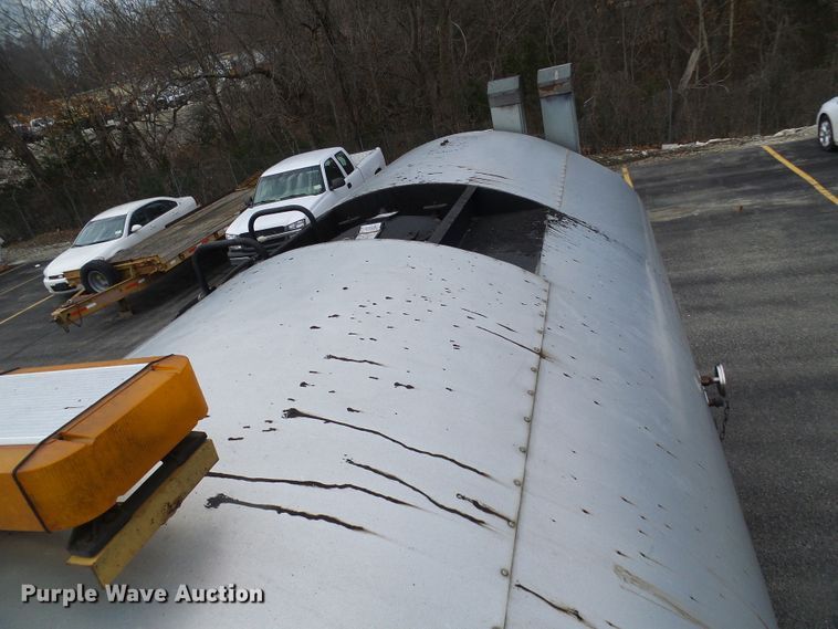 image for item DG5559 1999 Chevrolet C8500 oil distribution truck