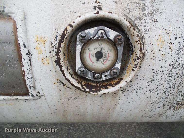 image for item DG5559 1999 Chevrolet C8500 oil distribution truck