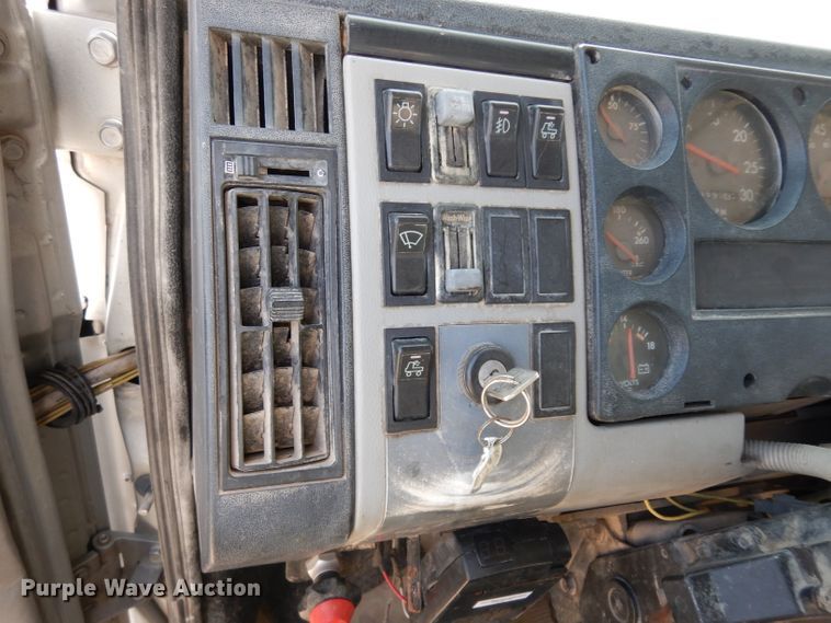 image for item DG6249 1997 Freightliner Business Class FL70 flatbed truck