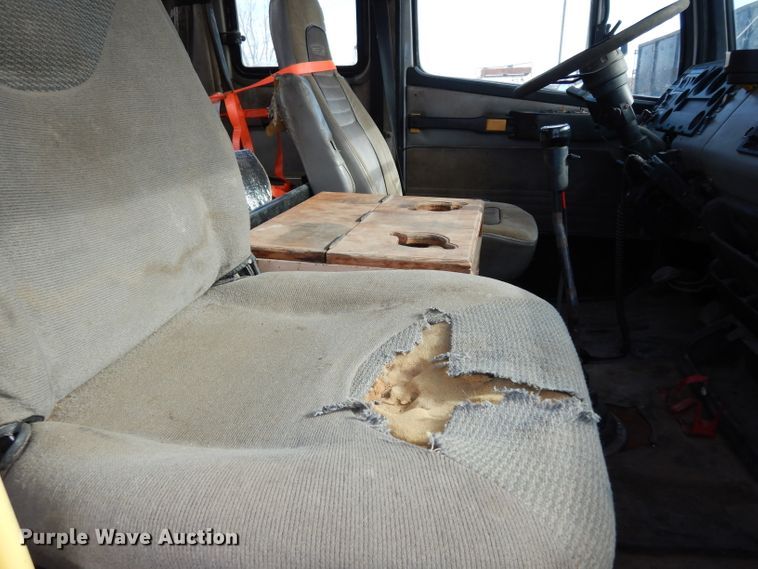 image for item DG6249 1997 Freightliner Business Class FL70 flatbed truck