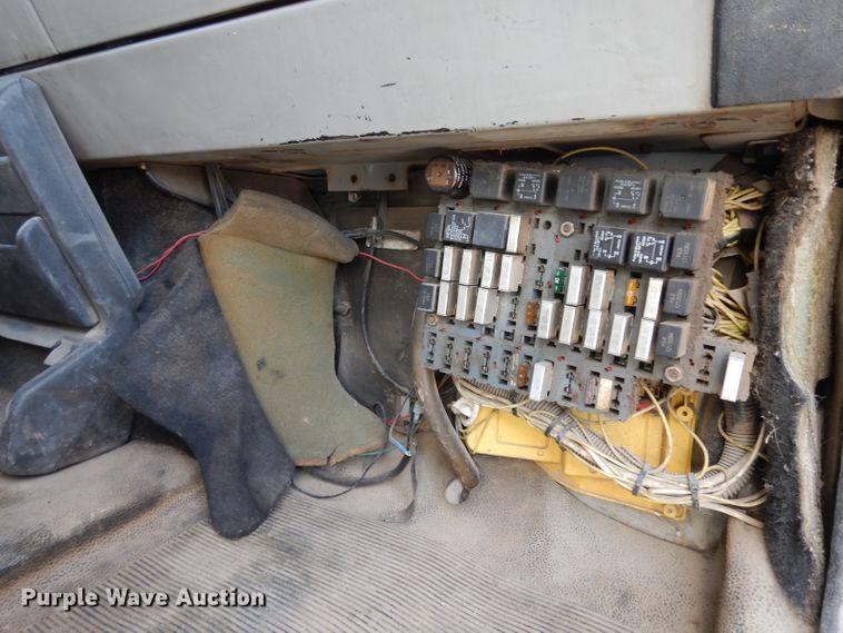 image for item DG6249 1997 Freightliner Business Class FL70 flatbed truck