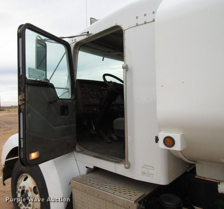 image for item DG6735 2002 Kenworth T300 tank truck