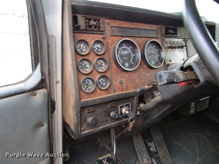 image for item DG6735 2002 Kenworth T300 tank truck