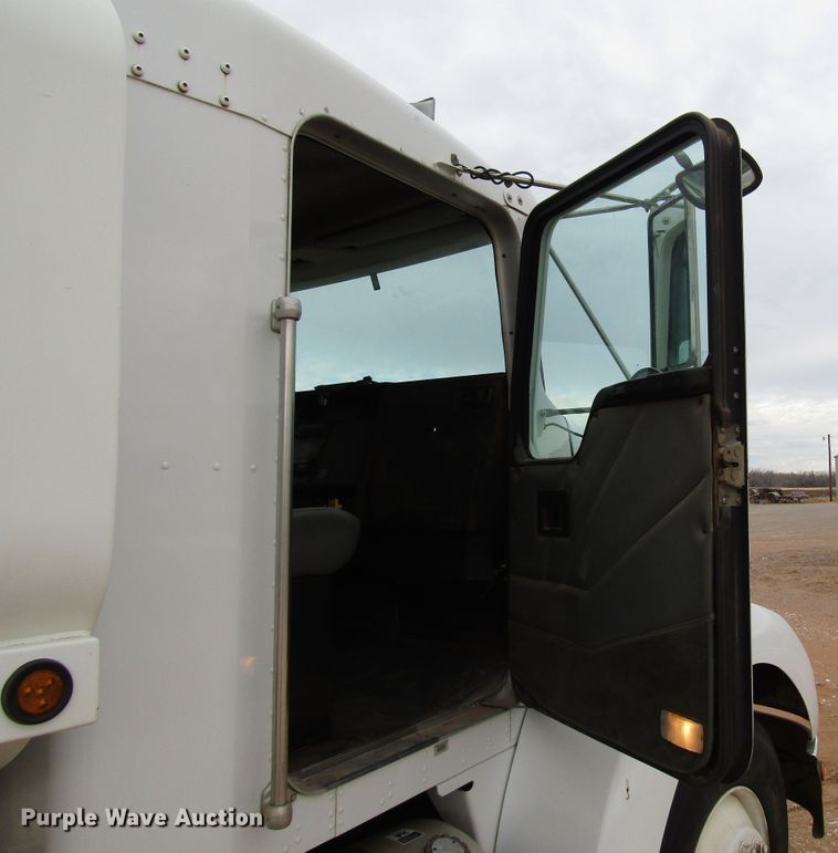 image for item DG6735 2002 Kenworth T300 tank truck