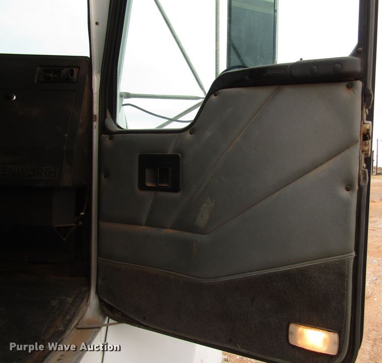 image for item DG6735 2002 Kenworth T300 tank truck