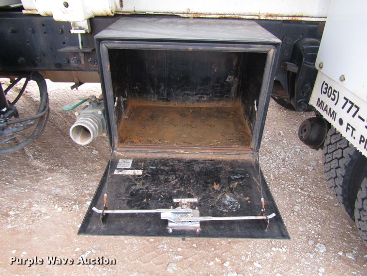 image for item DG6735 2002 Kenworth T300 tank truck