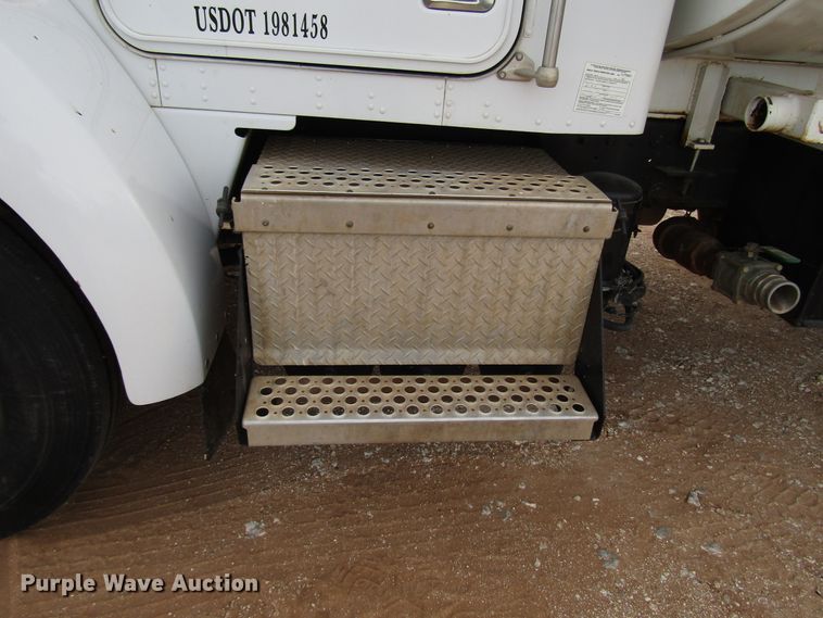 image for item DG6735 2002 Kenworth T300 tank truck