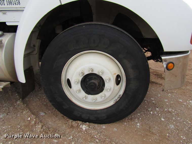 image for item DG6735 2002 Kenworth T300 tank truck