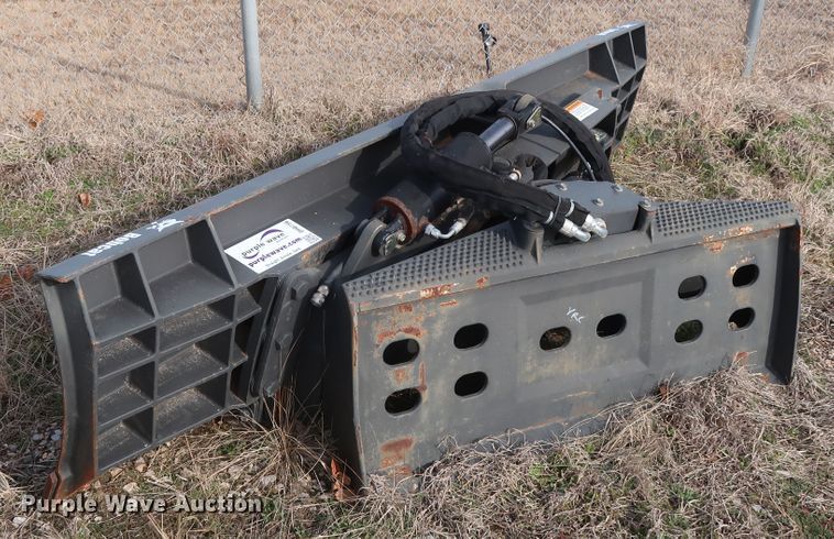 image for item DH0756 2010 Bobcat 96 skid steer dozer blade