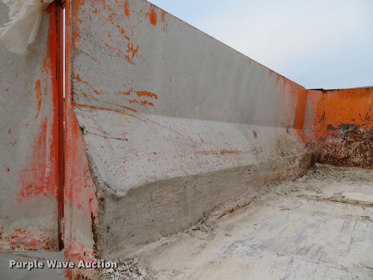 image for item DH1743 2007 Region Welding 14000-SDT roll-off dumpster trailer