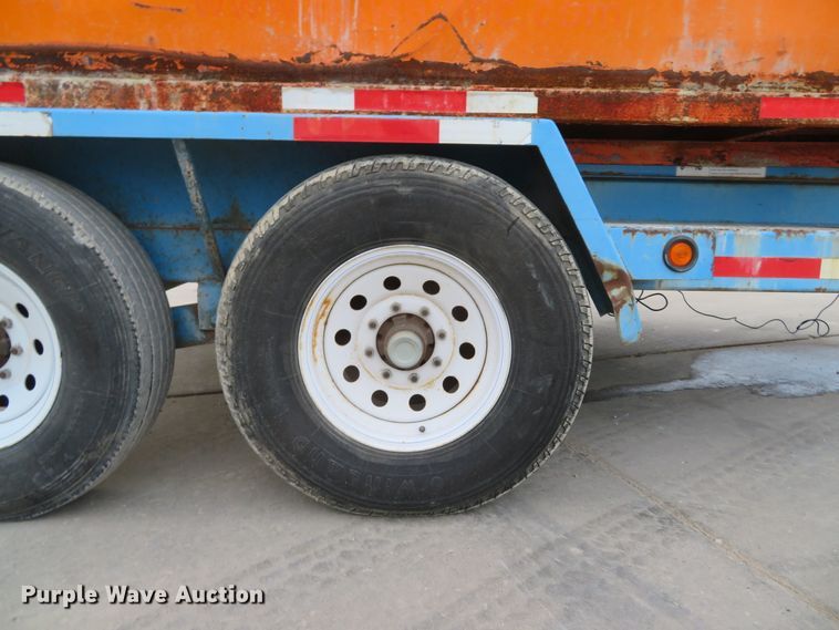 image for item DH1743 2007 Region Welding 14000-SDT roll-off dumpster trailer