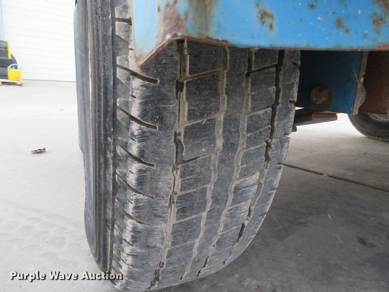 image for item DH1743 2007 Region Welding 14000-SDT roll-off dumpster trailer