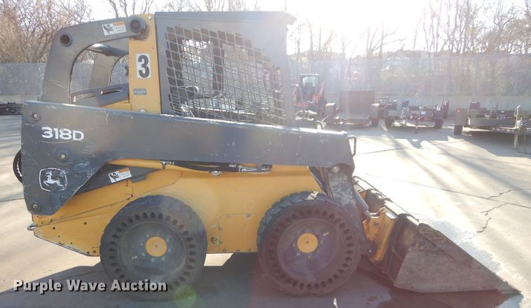 image for item DH4263 2013 John Deere 318D skid steer