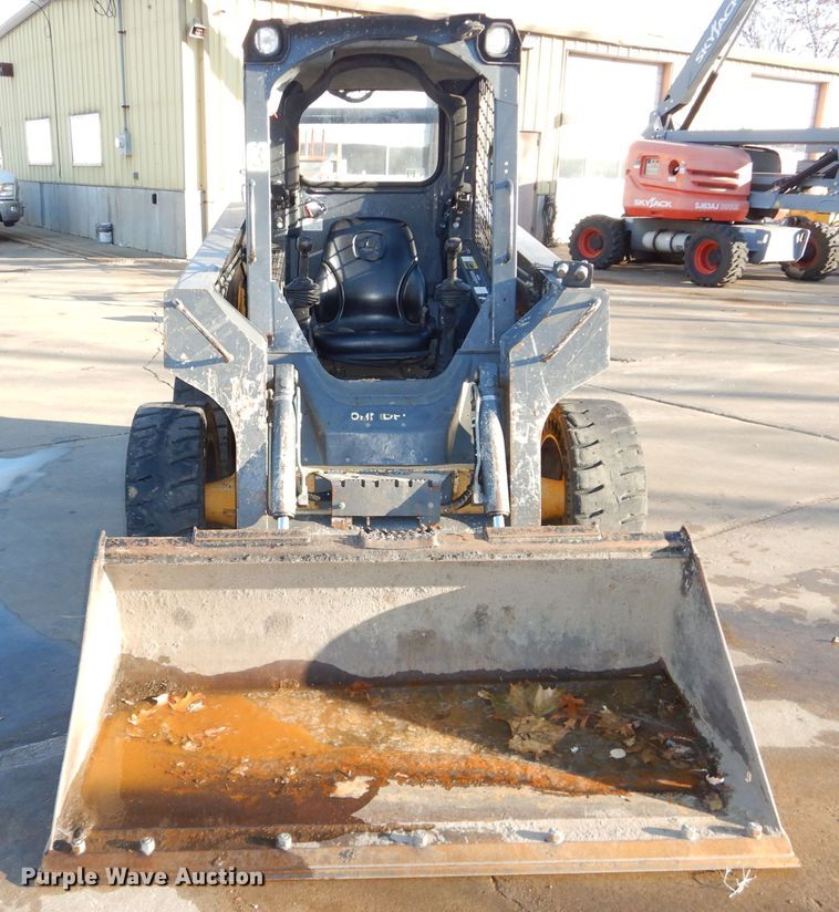 image for item DH4263 2013 John Deere 318D skid steer