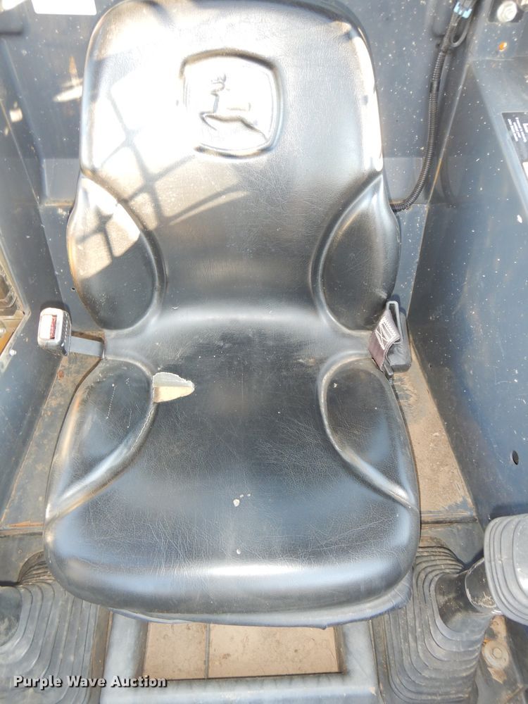 image for item DH4263 2013 John Deere 318D skid steer