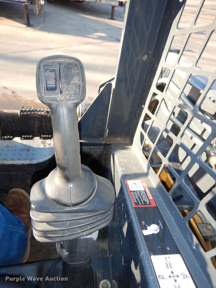 image for item DH4263 2013 John Deere 318D skid steer