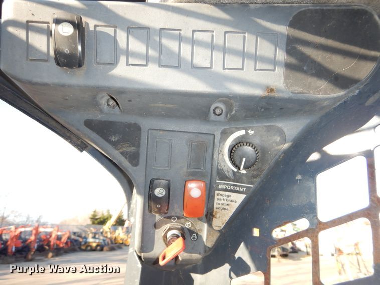 image for item DH4263 2013 John Deere 318D skid steer