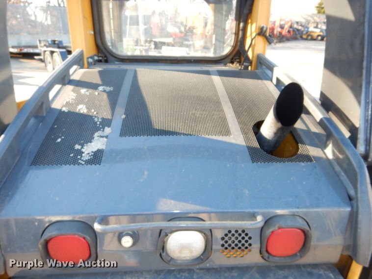 image for item DH4263 2013 John Deere 318D skid steer