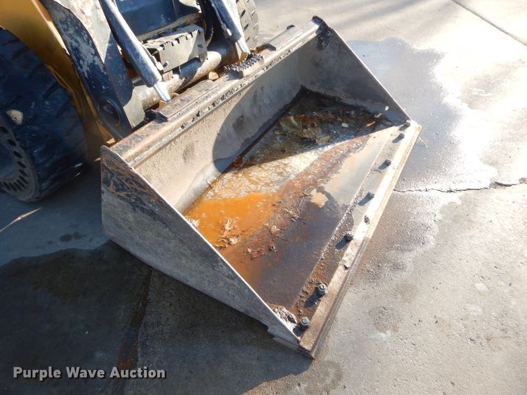 image for item DH4263 2013 John Deere 318D skid steer