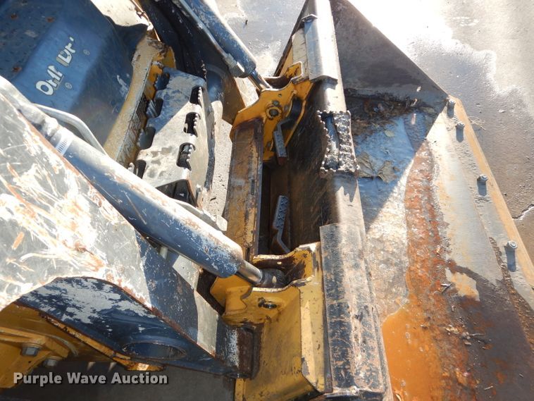 image for item DH4263 2013 John Deere 318D skid steer