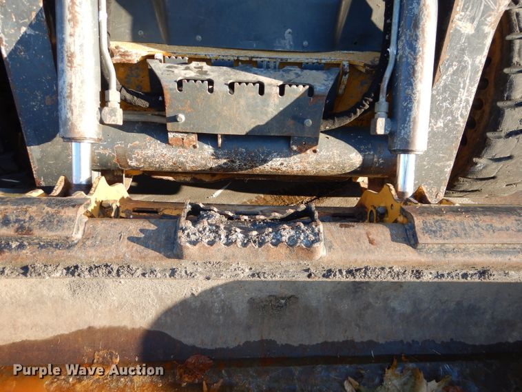 image for item DH4263 2013 John Deere 318D skid steer