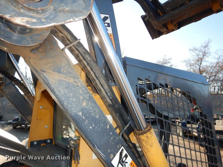 image for item DH4263 2013 John Deere 318D skid steer