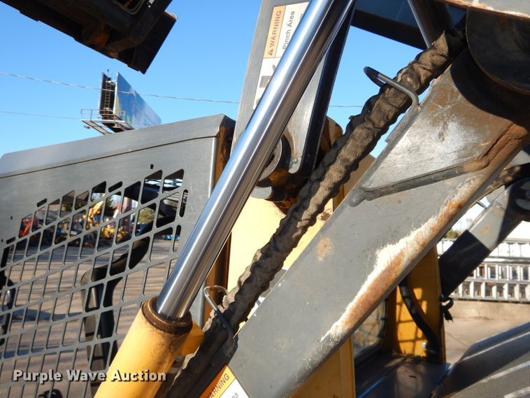 image for item DH4263 2013 John Deere 318D skid steer