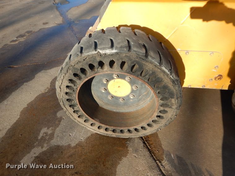 image for item DH4263 2013 John Deere 318D skid steer