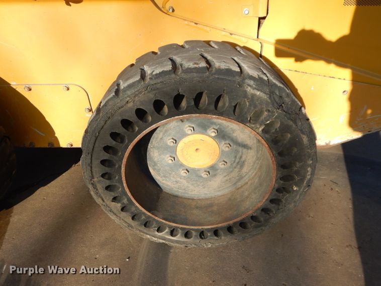 image for item DH4263 2013 John Deere 318D skid steer