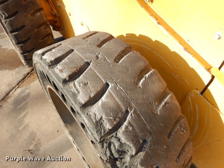 image for item DH4263 2013 John Deere 318D skid steer