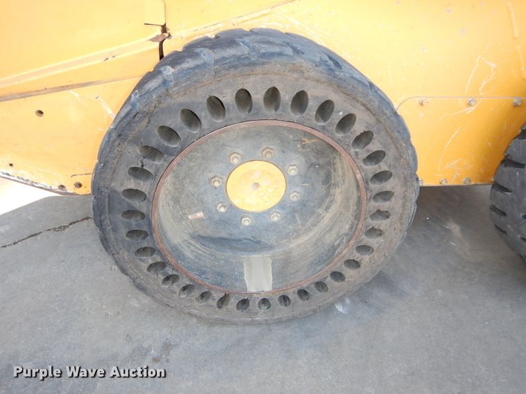 image for item DH4263 2013 John Deere 318D skid steer