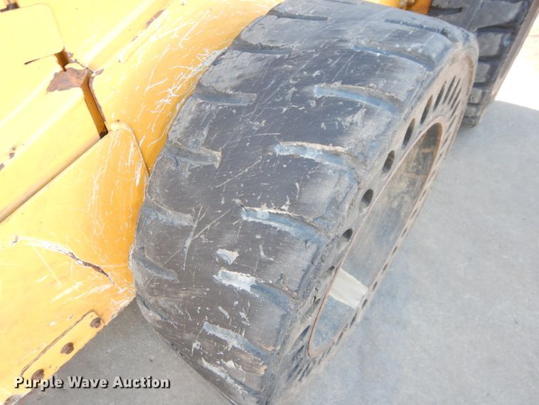 image for item DH4263 2013 John Deere 318D skid steer