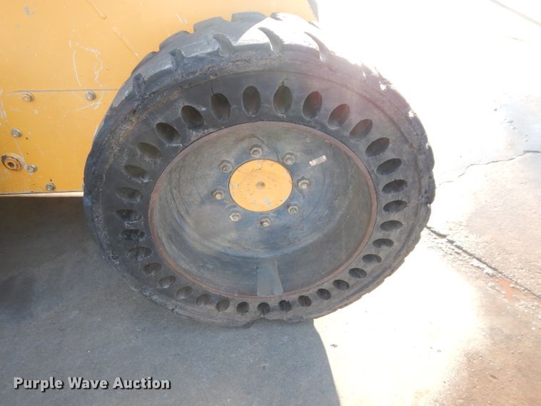 image for item DH4263 2013 John Deere 318D skid steer