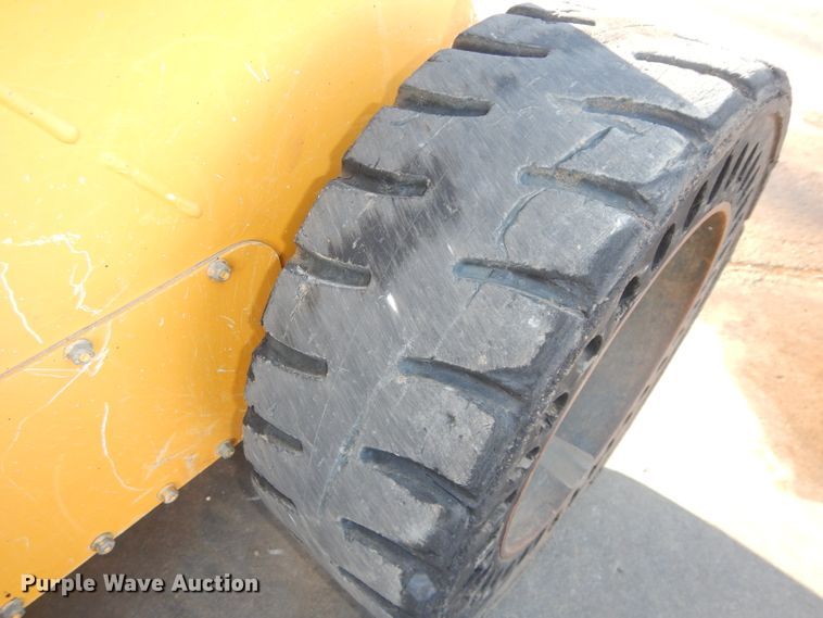 image for item DH4263 2013 John Deere 318D skid steer