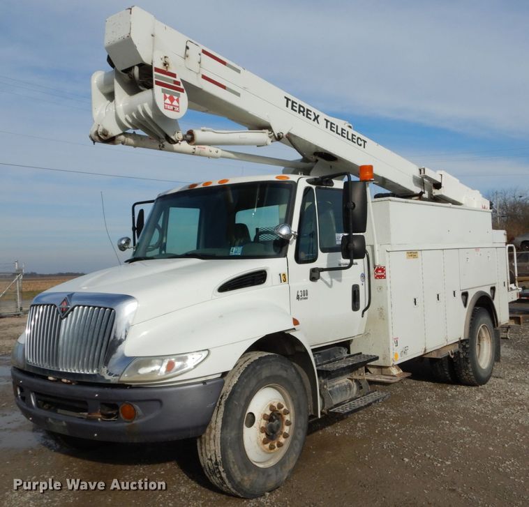 image for item DH5015 2004 International 4300 bucket truck