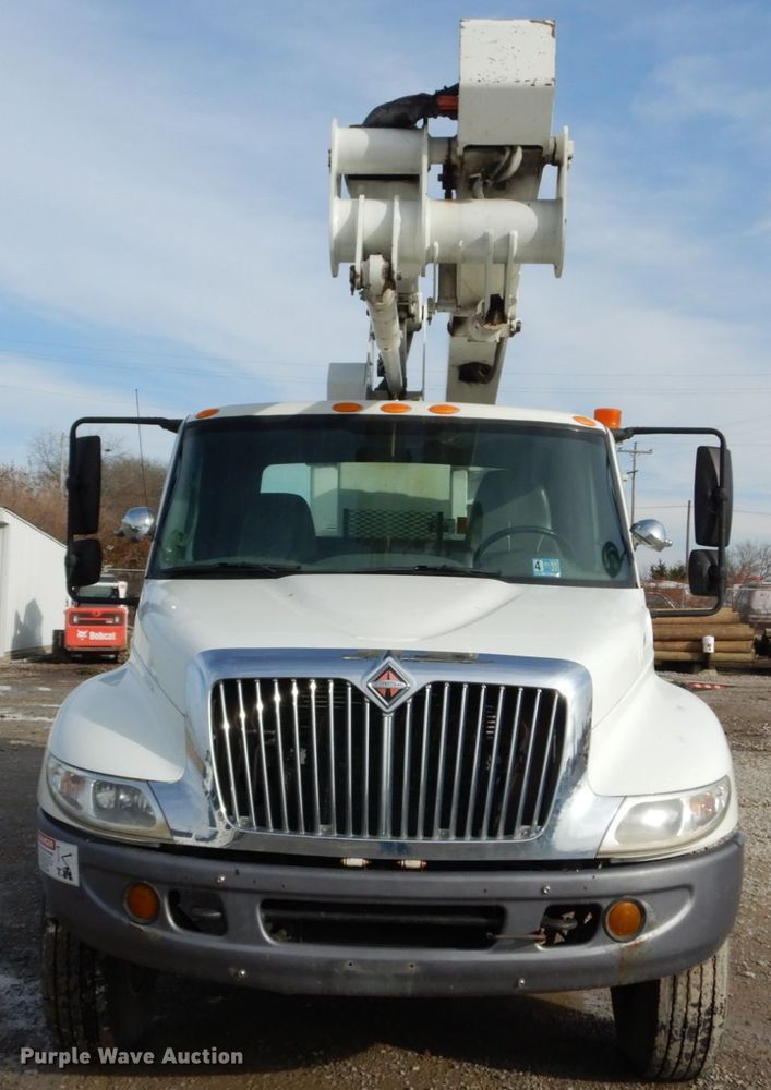 image for item DH5015 2004 International 4300 bucket truck