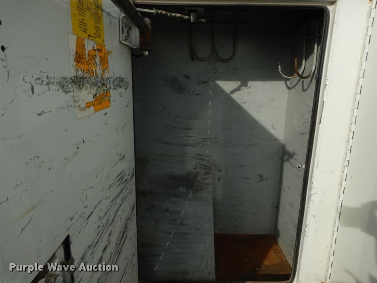 image for item DH5015 2004 International 4300 bucket truck